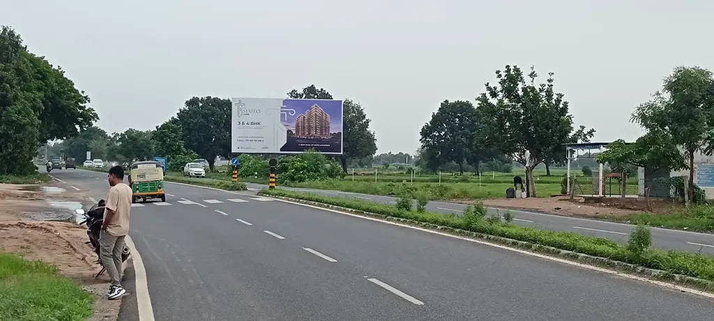 Vijapur - Ranasan Turning, Towards Gandhinagar.  Size : 40 X 20  NL